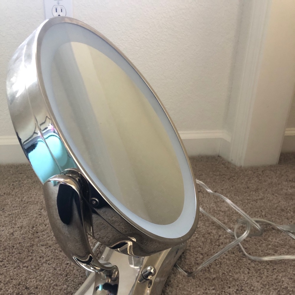 Lighted make up mirror - Picture 2 of 3